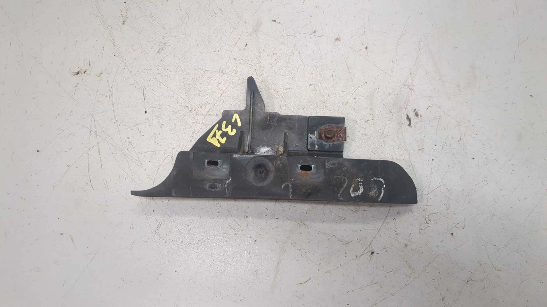 Кронштейн переднего бампера правый