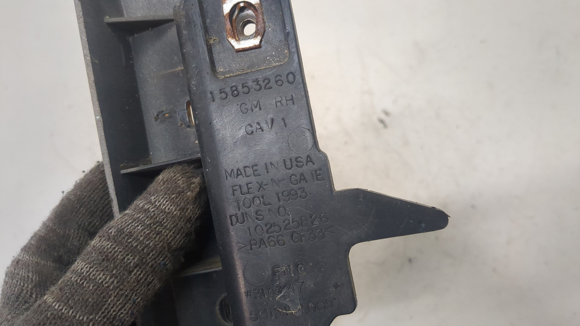 Кронштейн переднего бампера правый