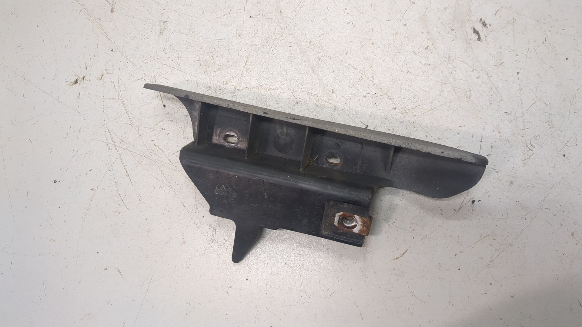 Кронштейн переднего бампера правый