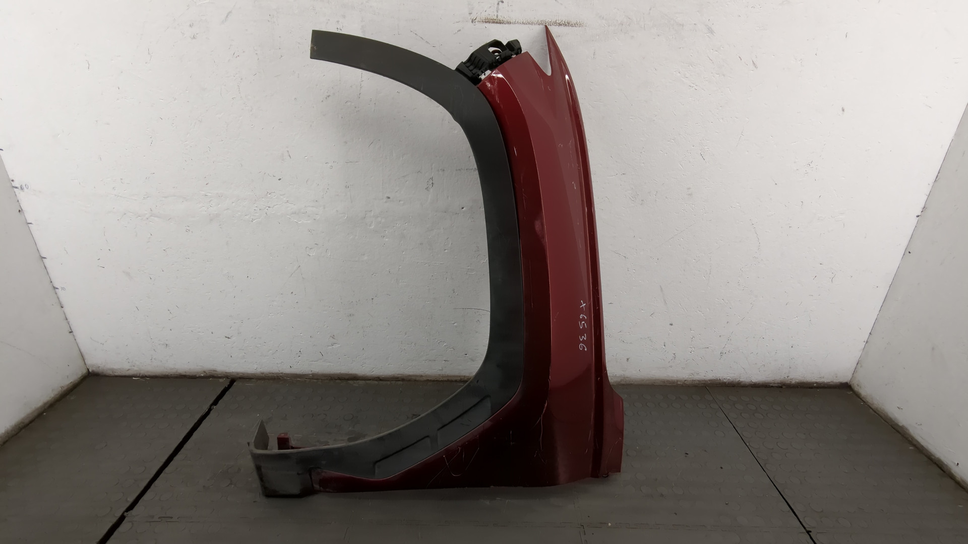 Крыло переднее левое