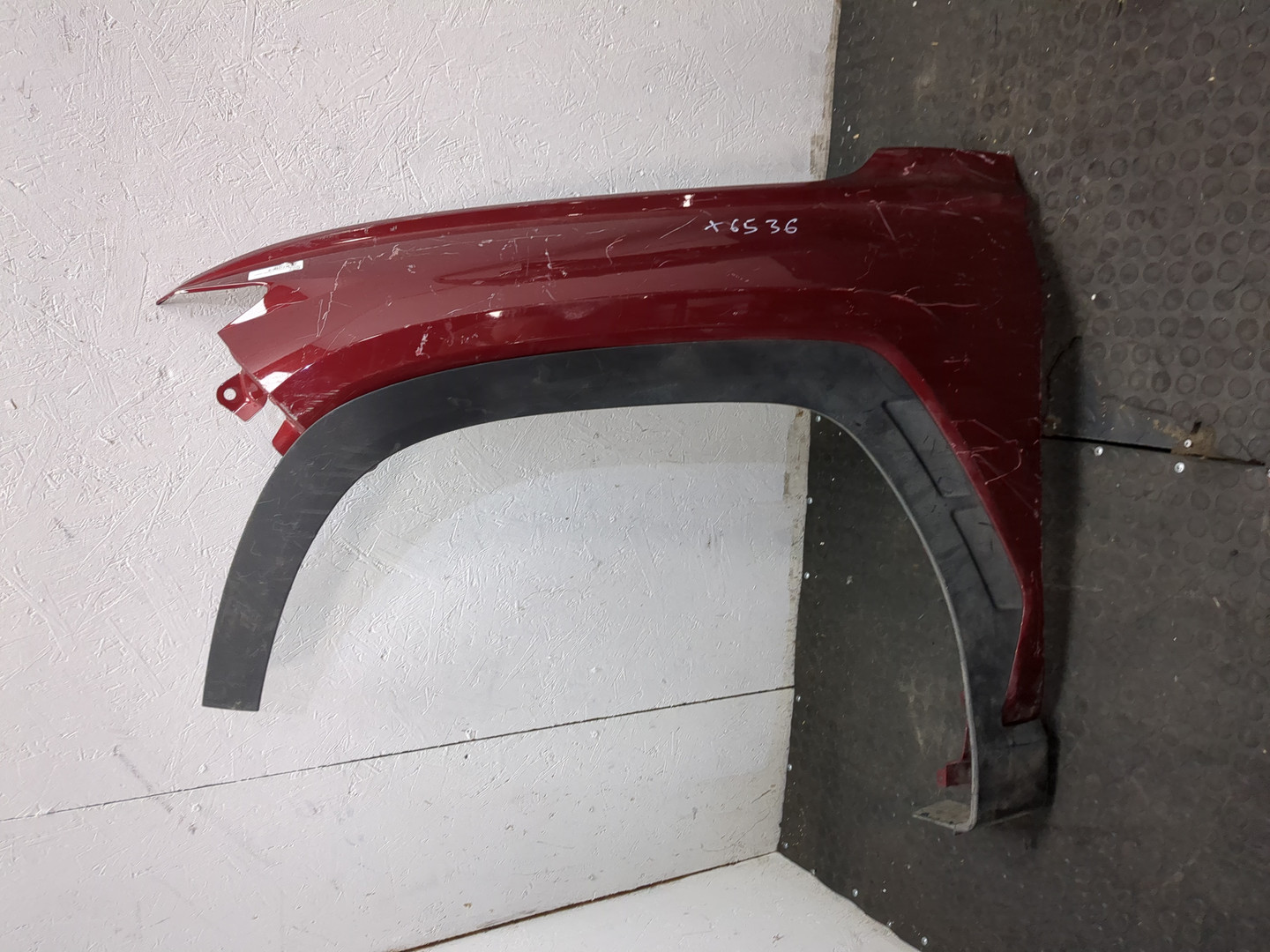 Крыло переднее левое