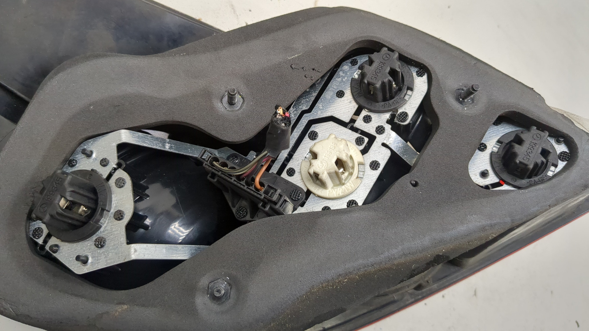 Фонарь задний левый