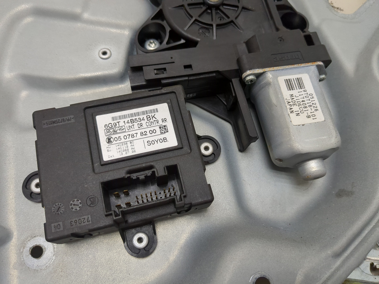 Стеклоподъемник электр. задний правый