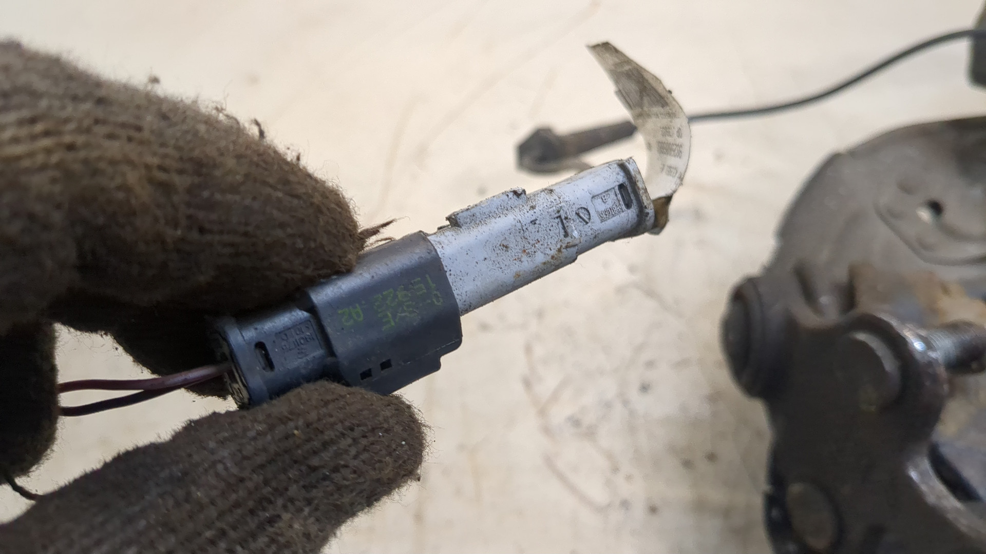 Кулак поворотный передний левый