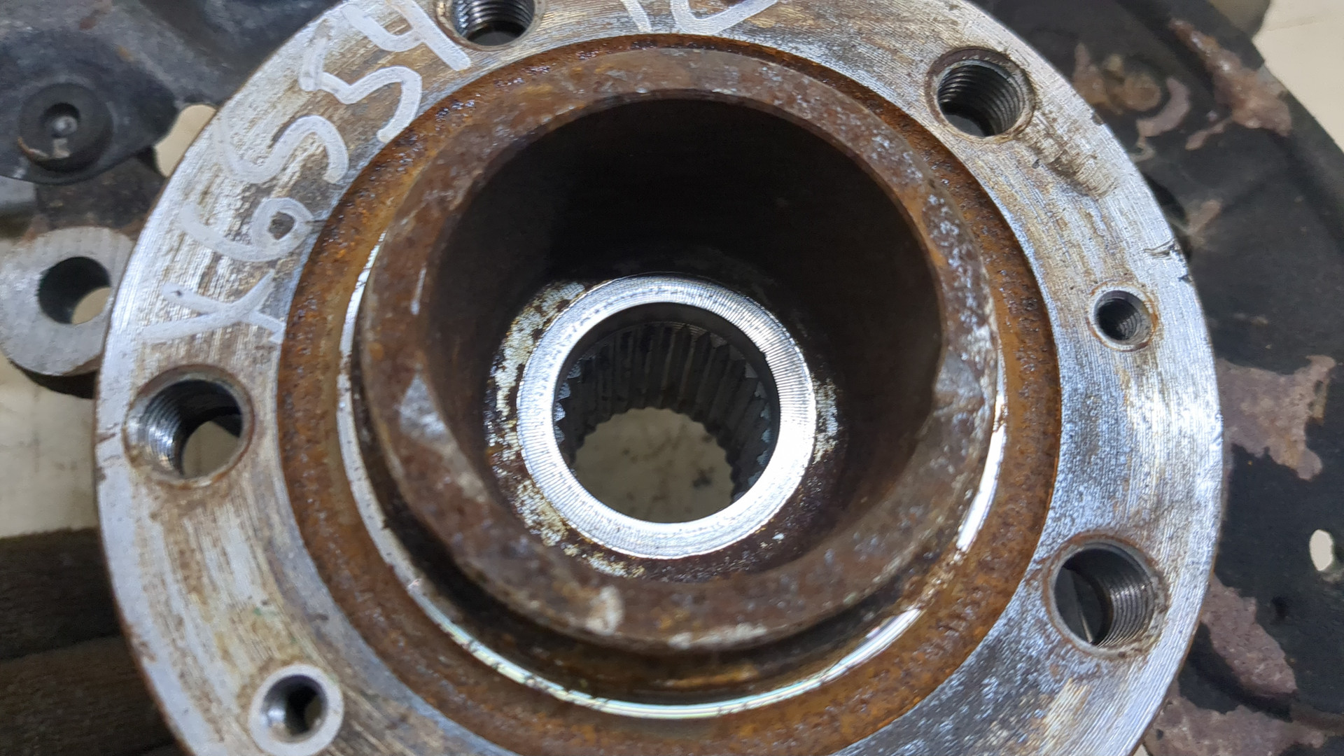 Кулак поворотный передний левый