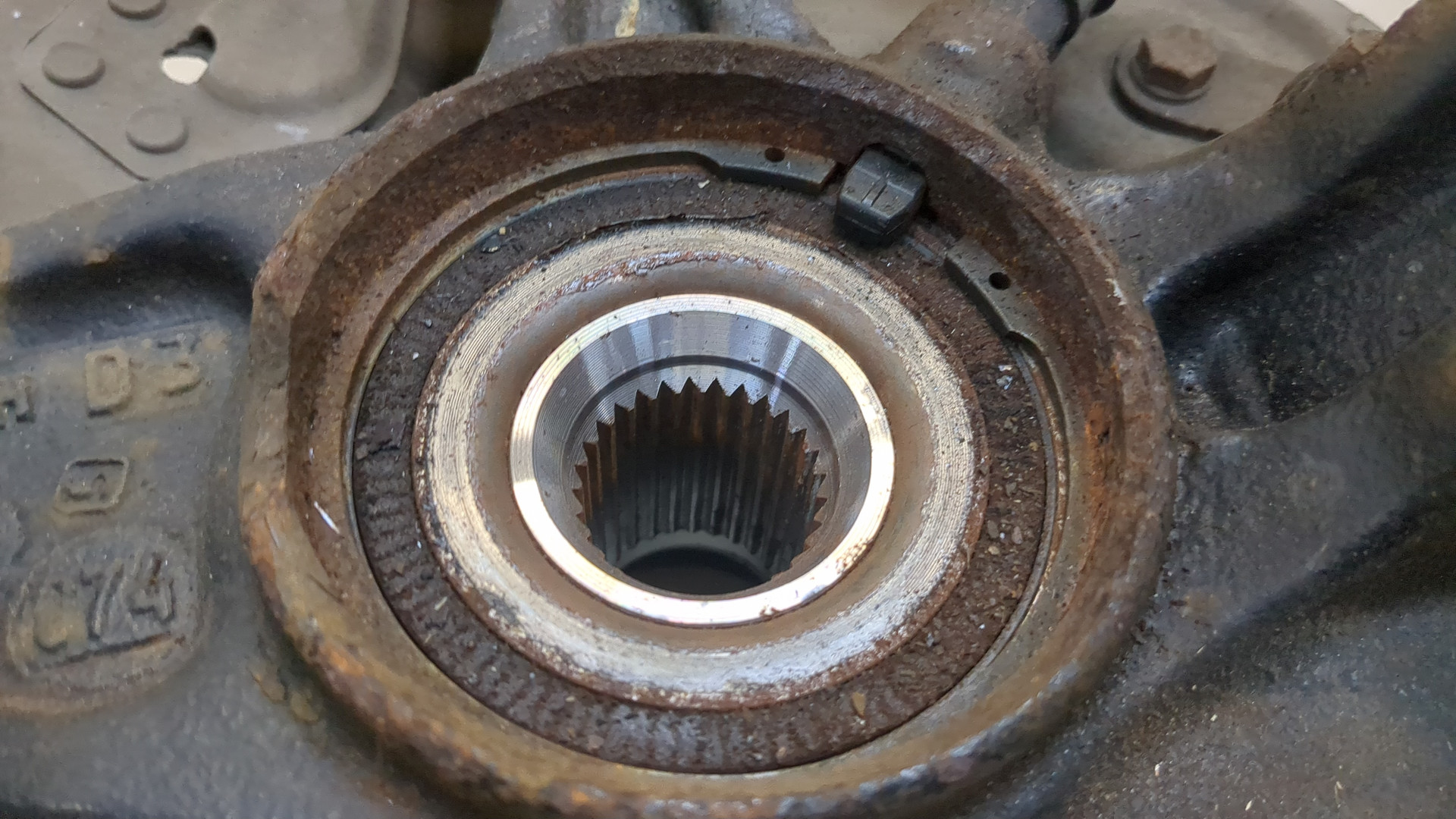 Кулак поворотный передний левый