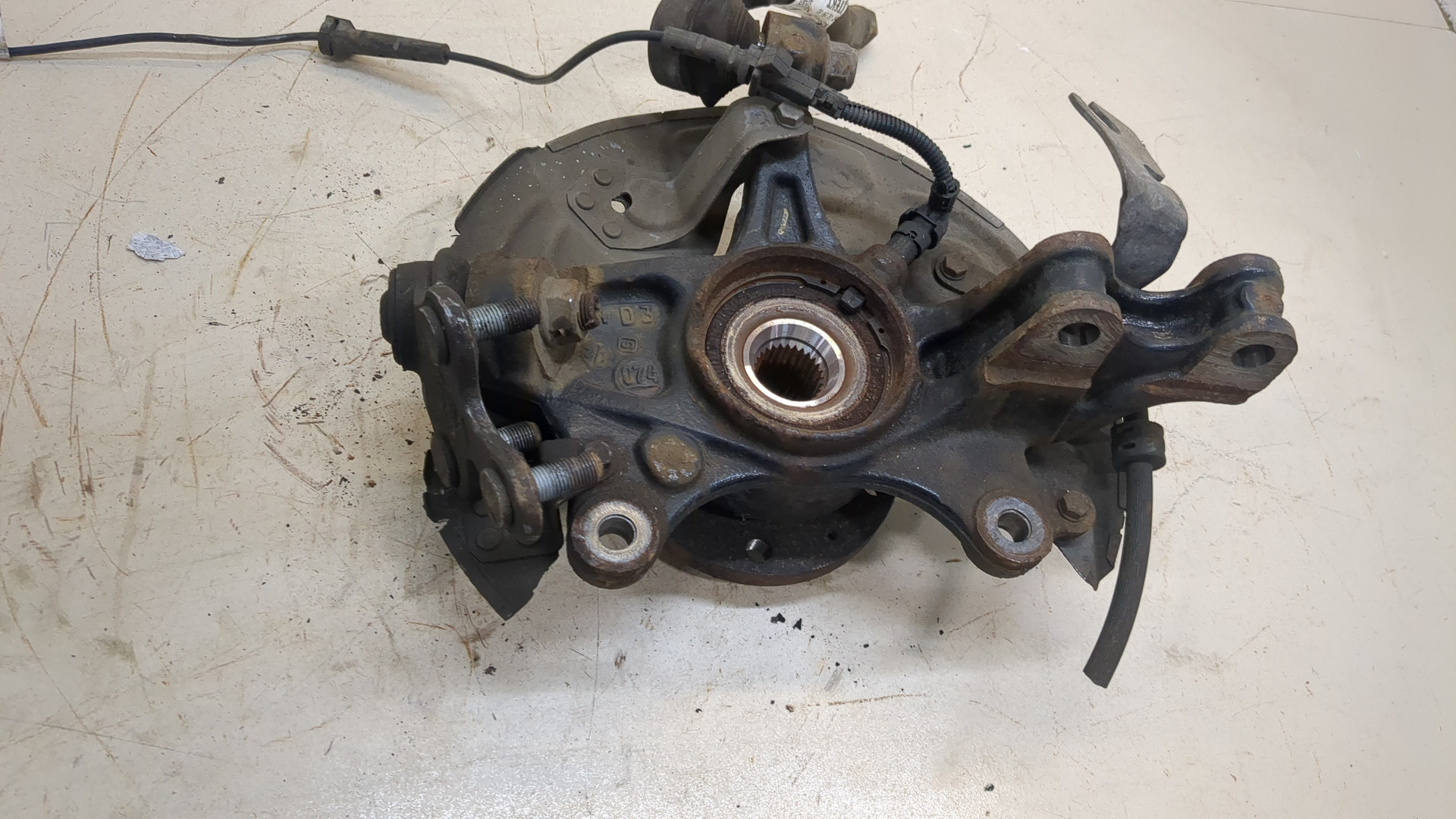 Кулак поворотный передний левый