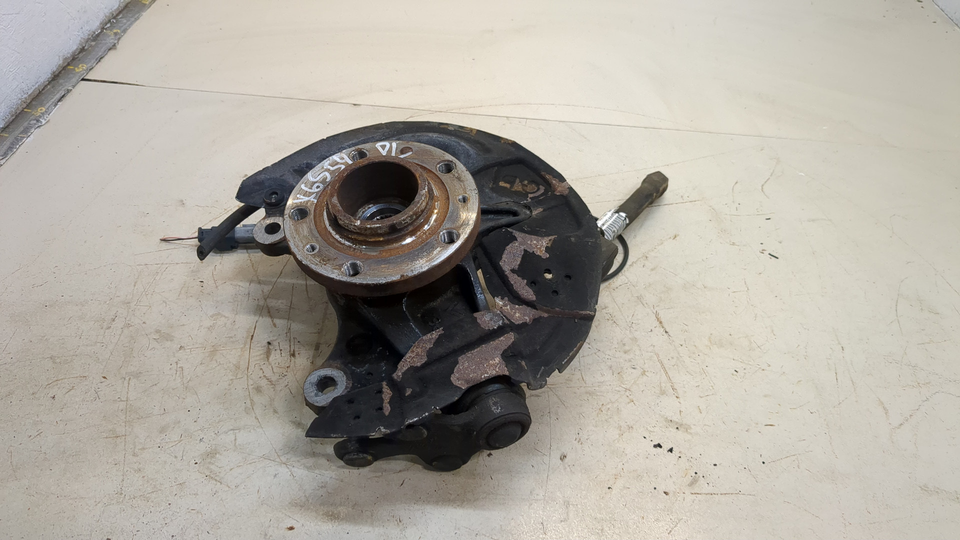 Кулак поворотный передний левый