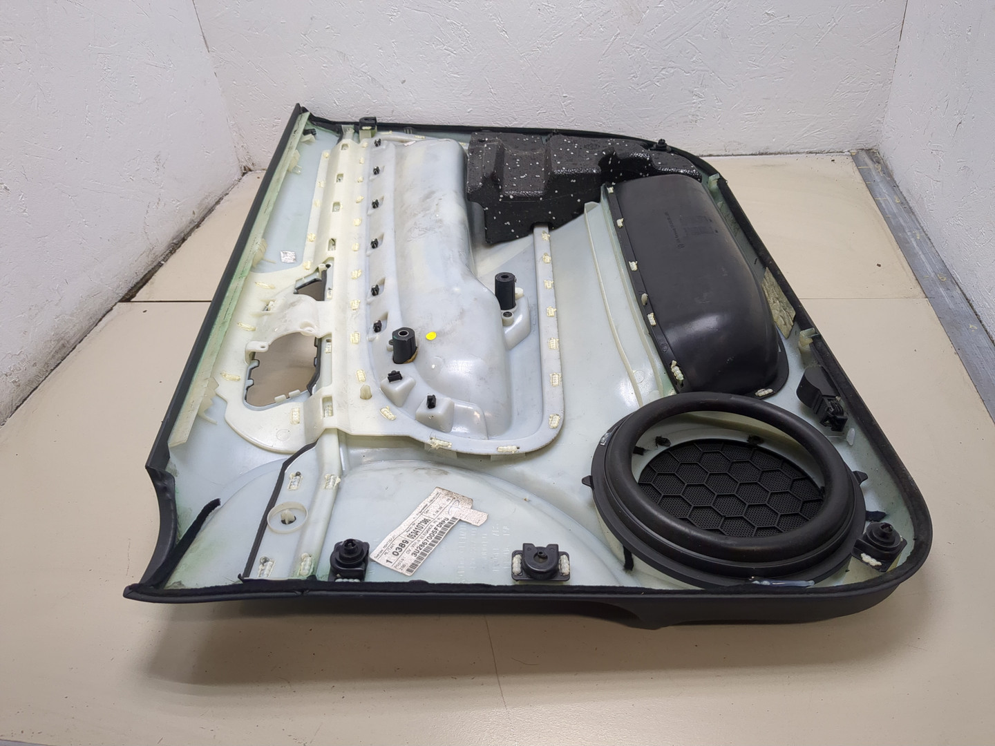 Обшивка двери передней левой