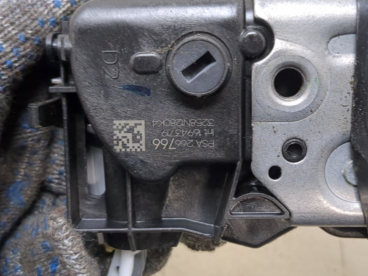 Замок двери задней правой