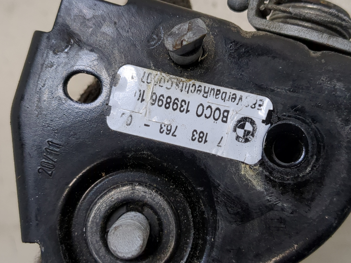 Замок капота