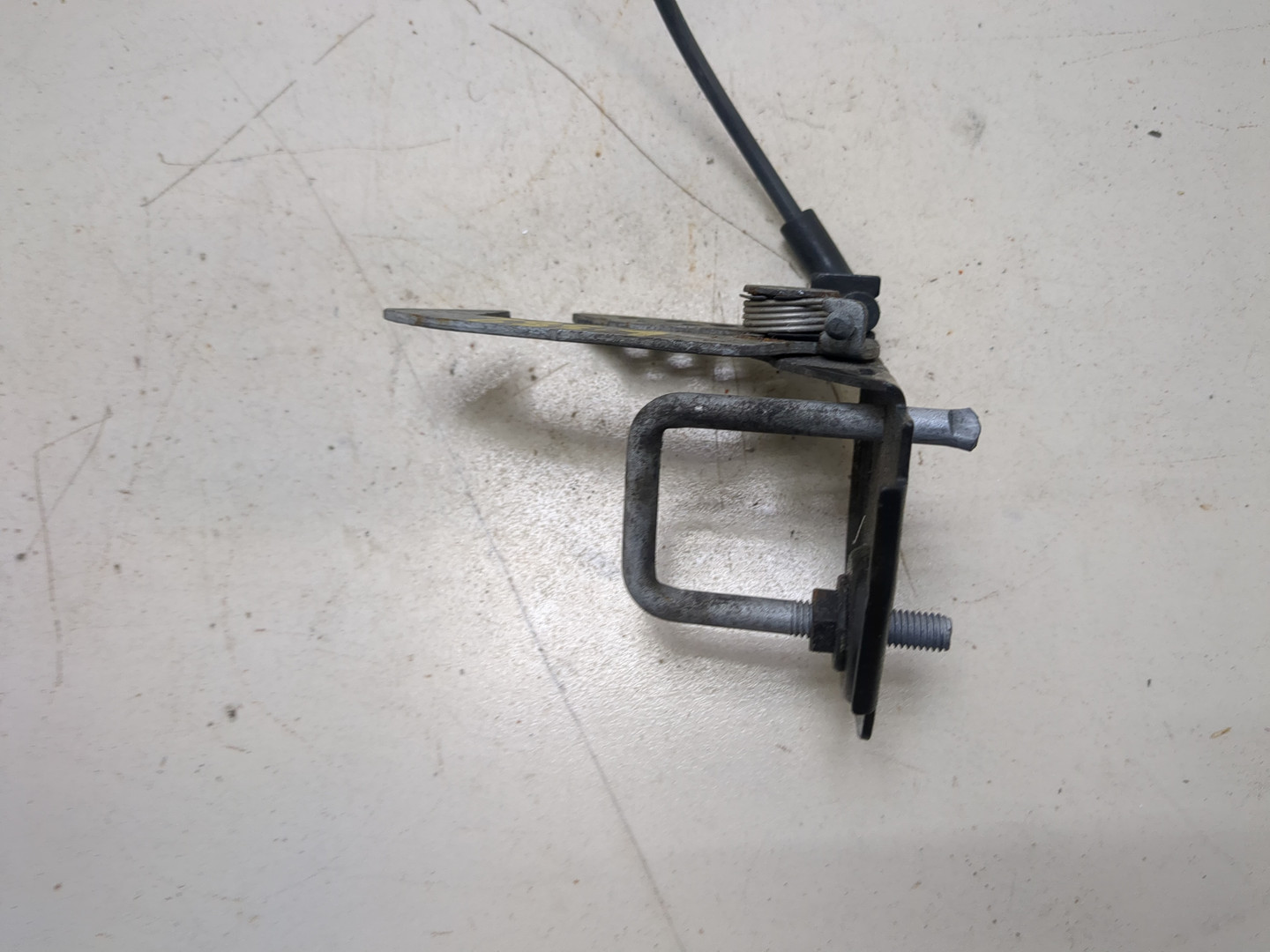 Замок капота