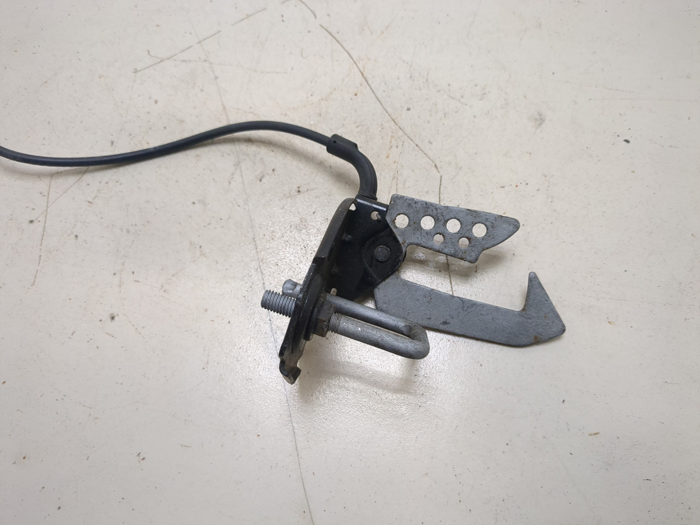 Замок капота