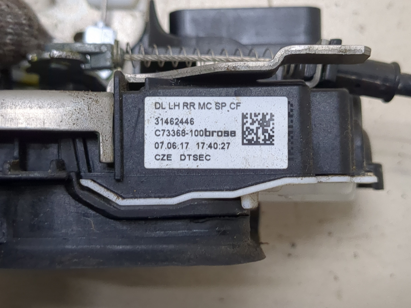 Замок двери задней левой