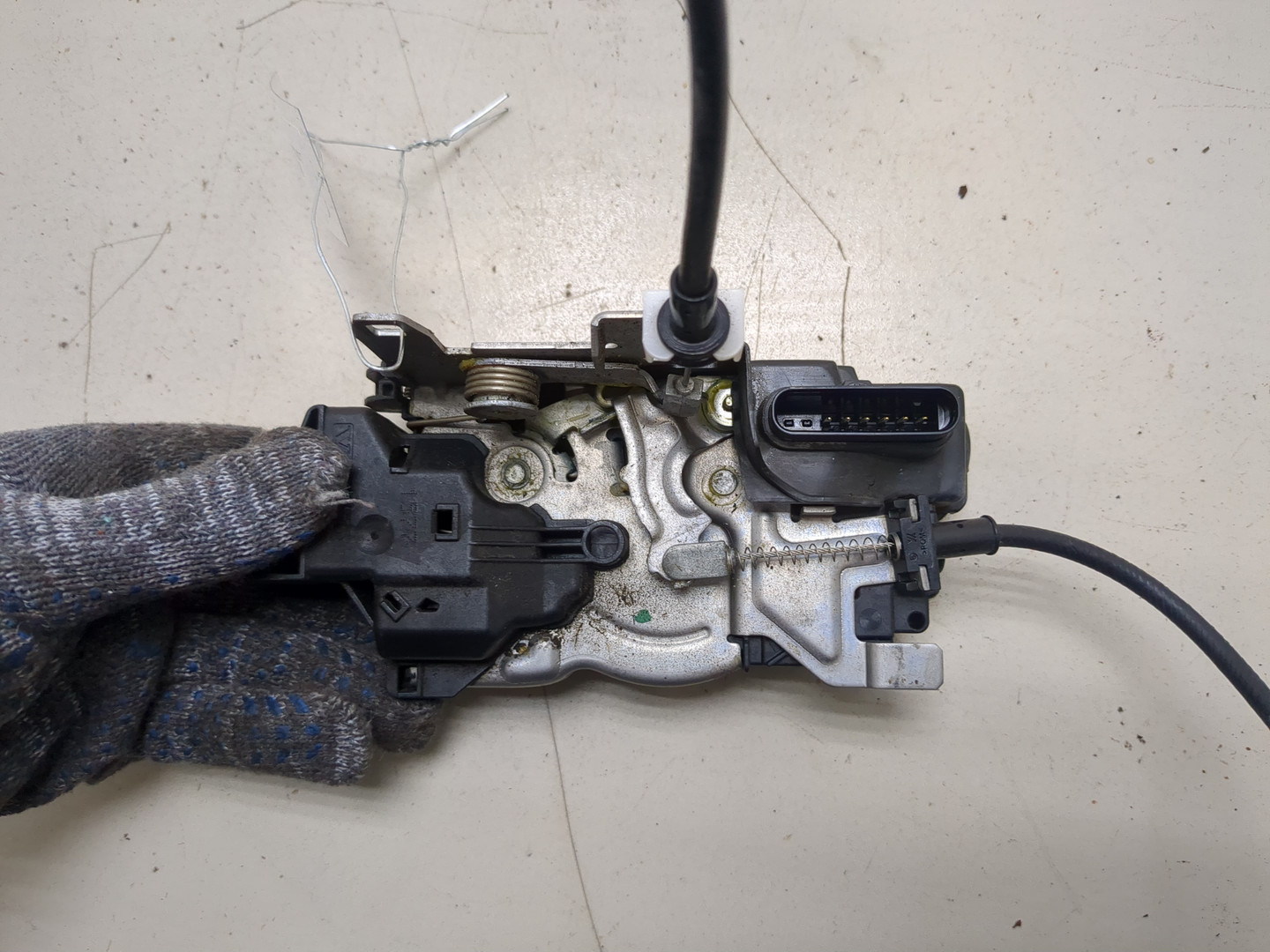 Замок двери задней левой