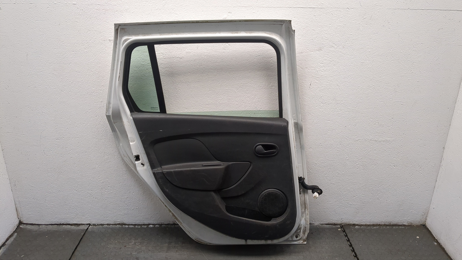 Дверь задняя левая