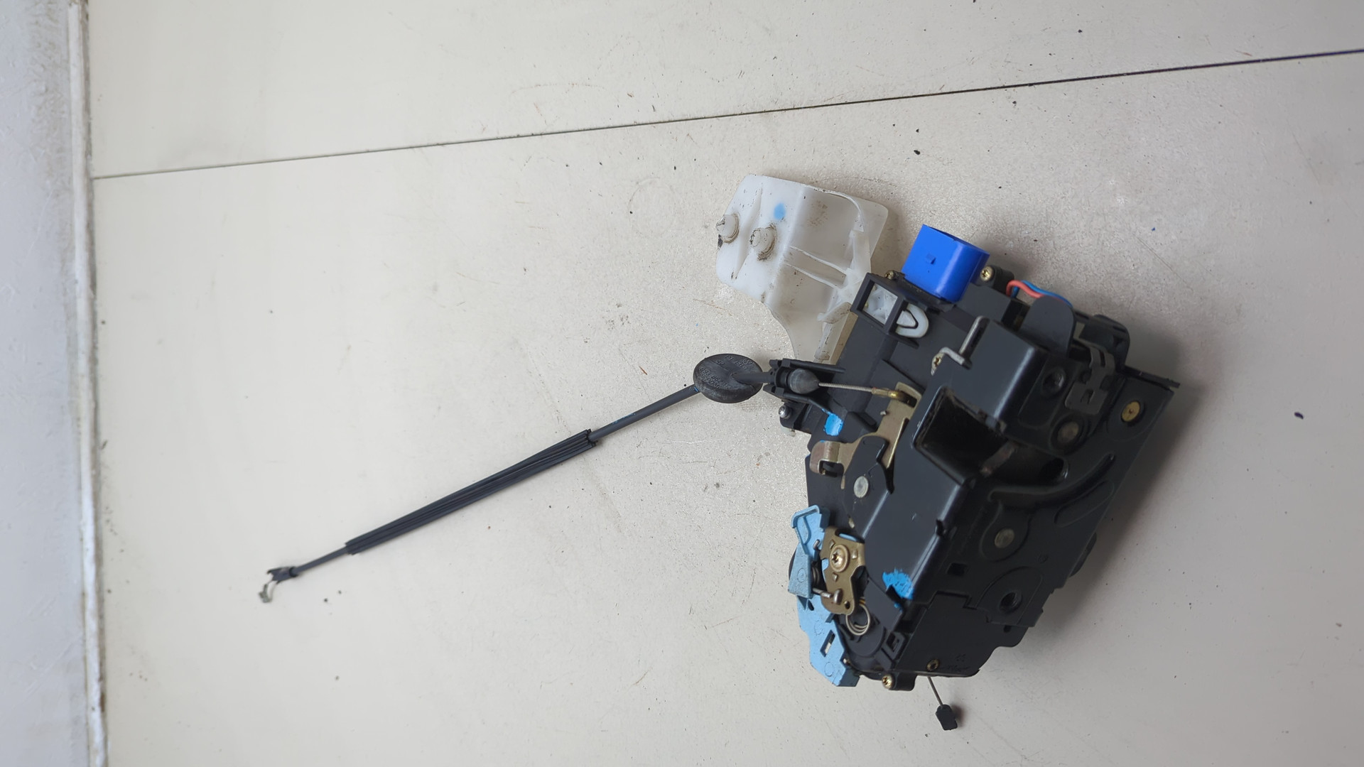 Замок двери передней левой