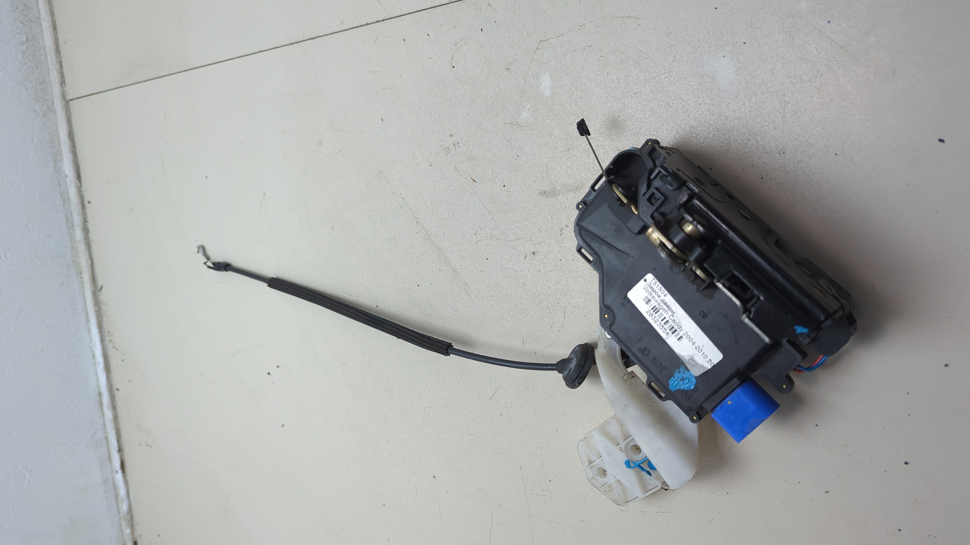 Замок двери передней левой