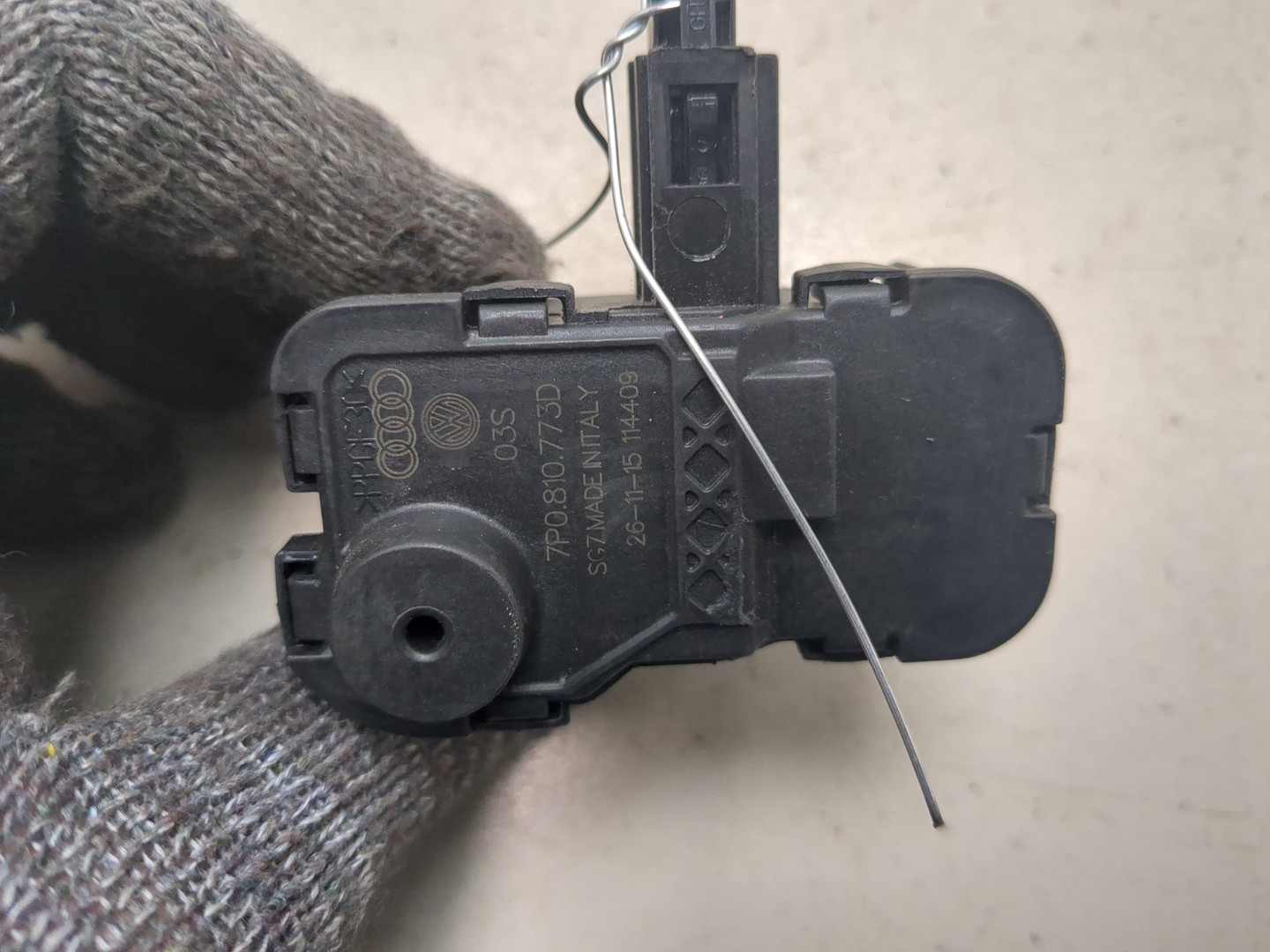 Активатор замка крышки бензобака