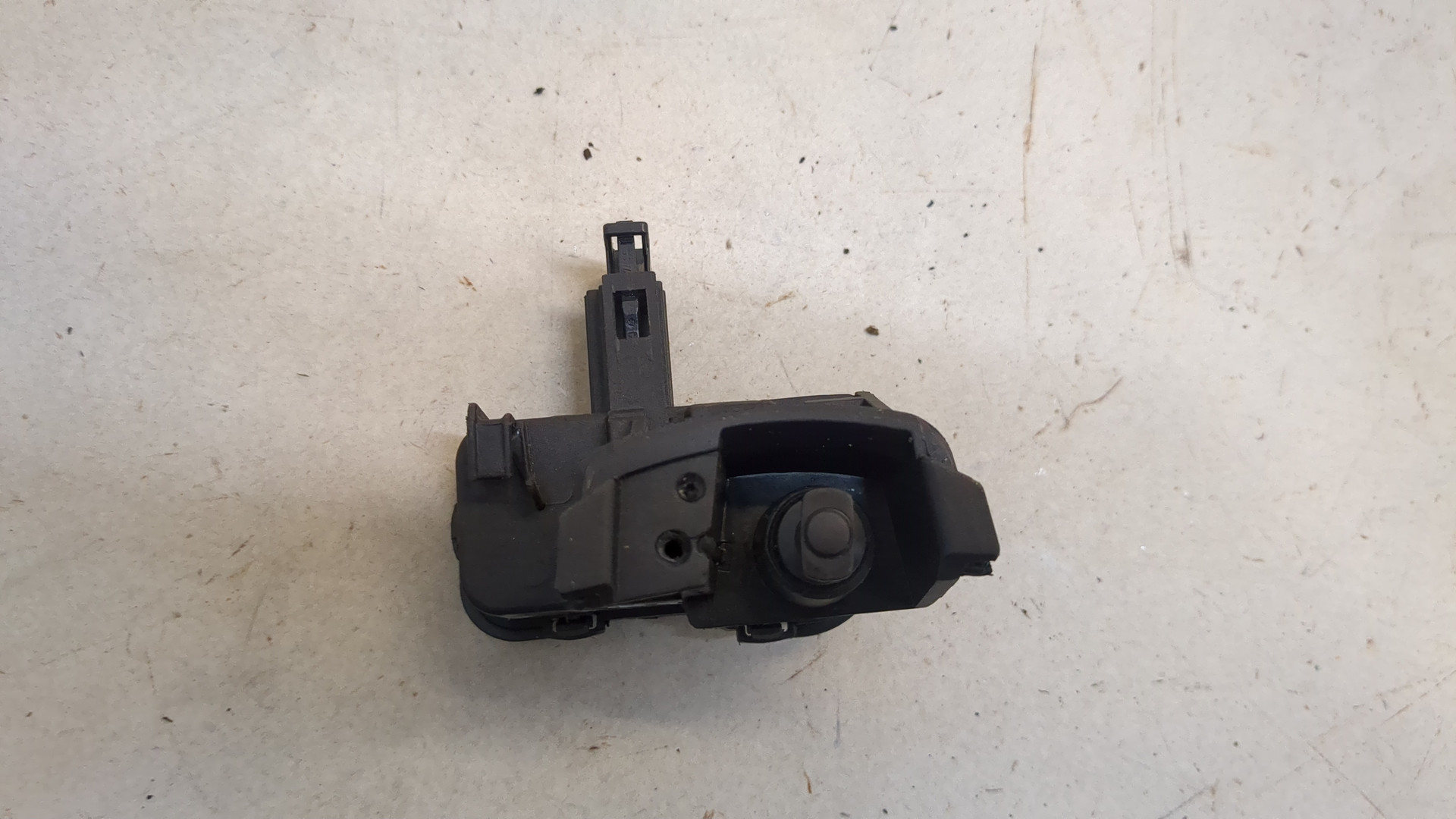 Активатор замка крышки бензобака