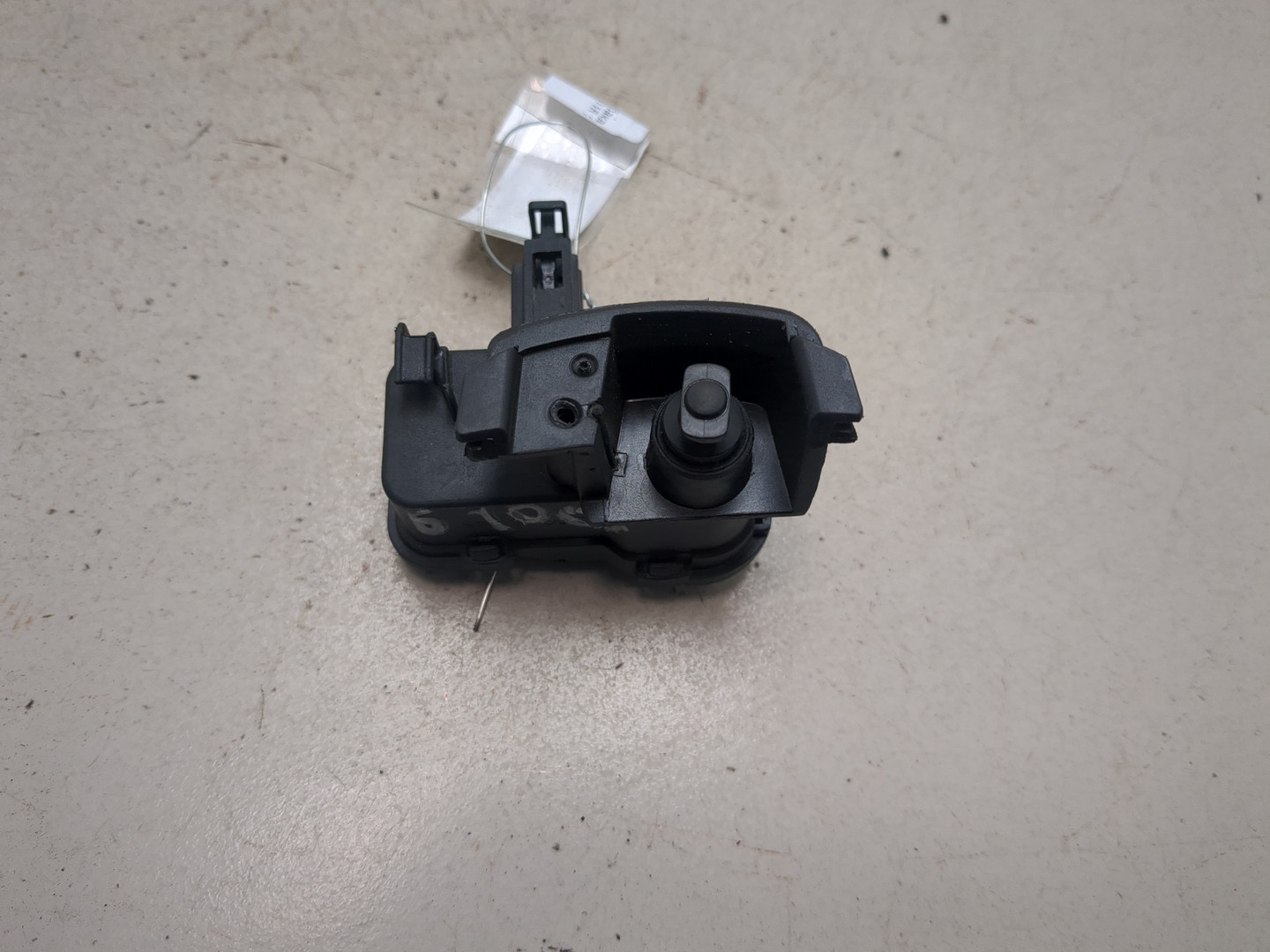 Активатор замка крышки бензобака