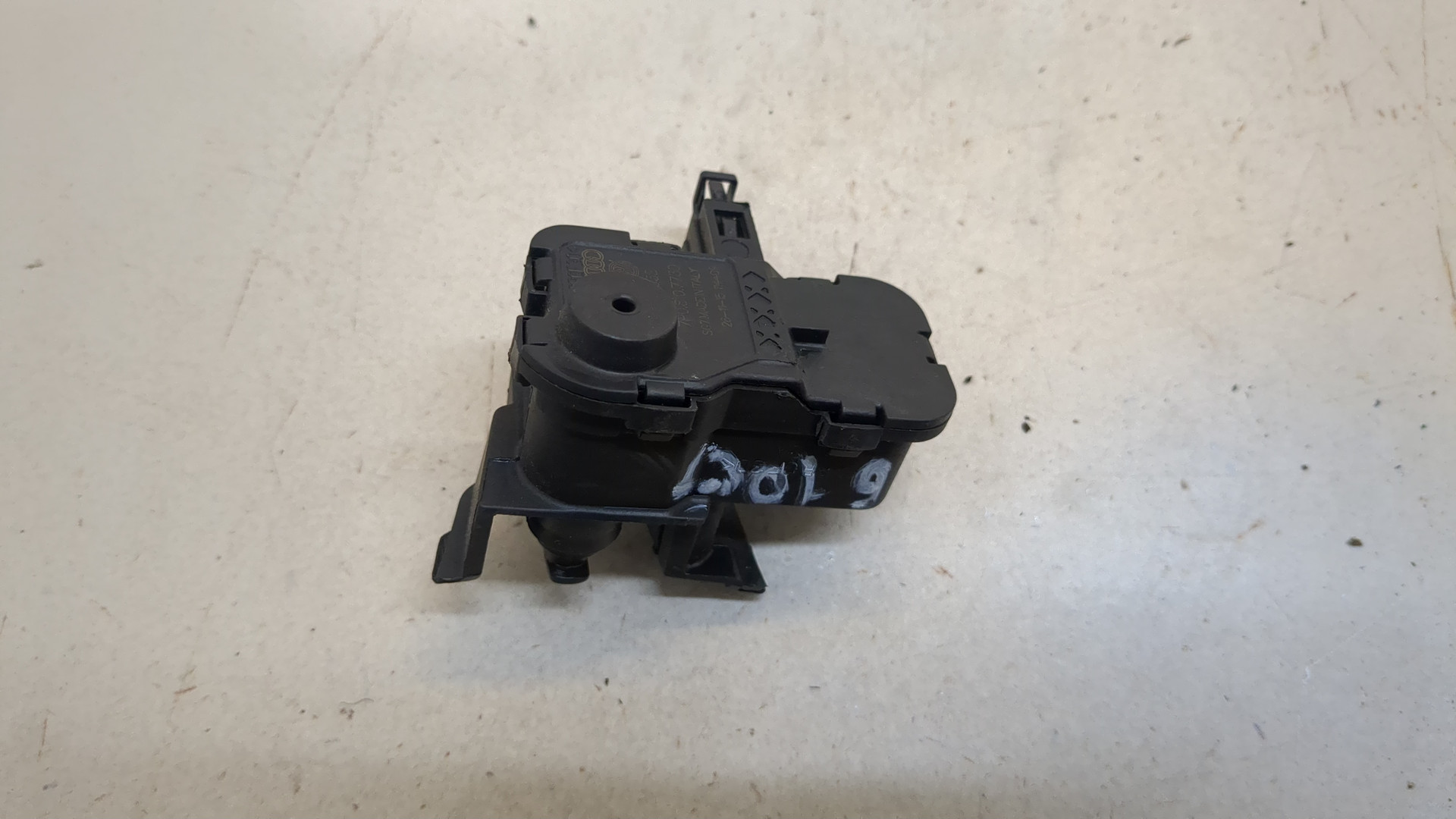 Активатор замка крышки бензобака