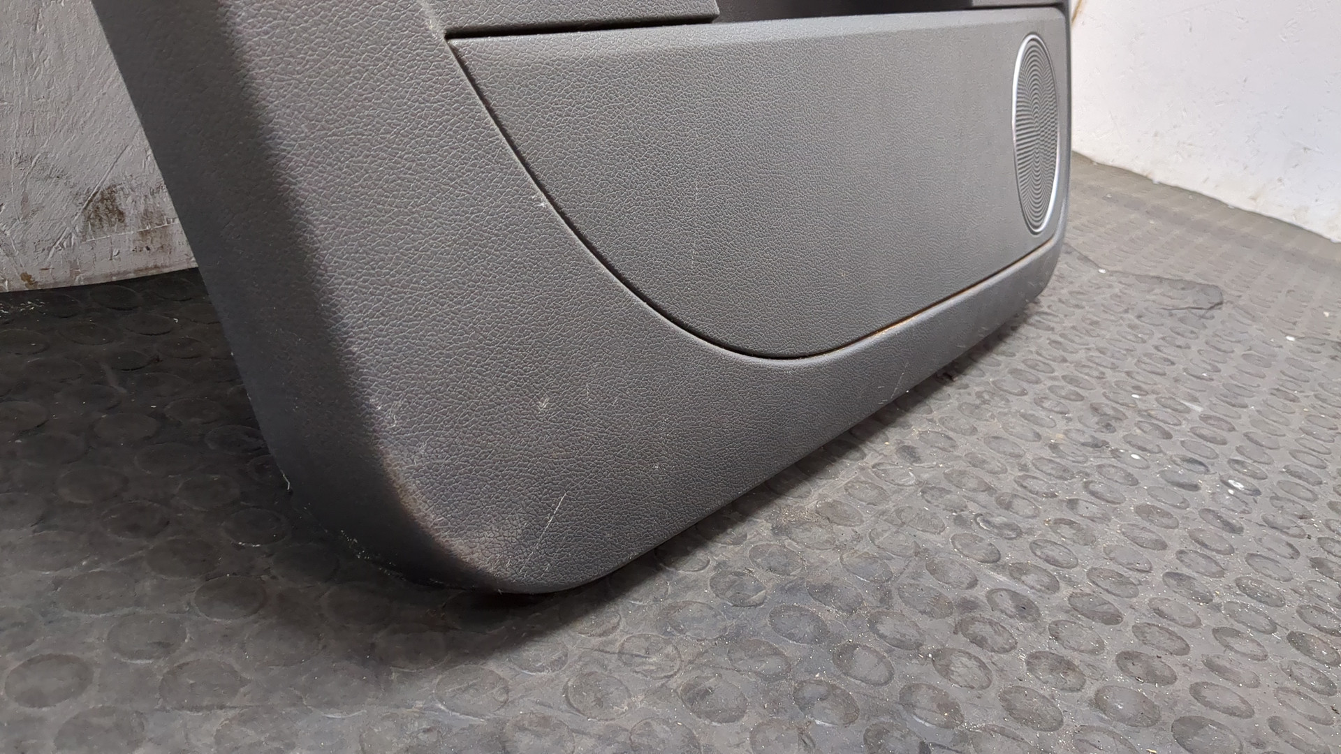 Обшивка двери передней левой