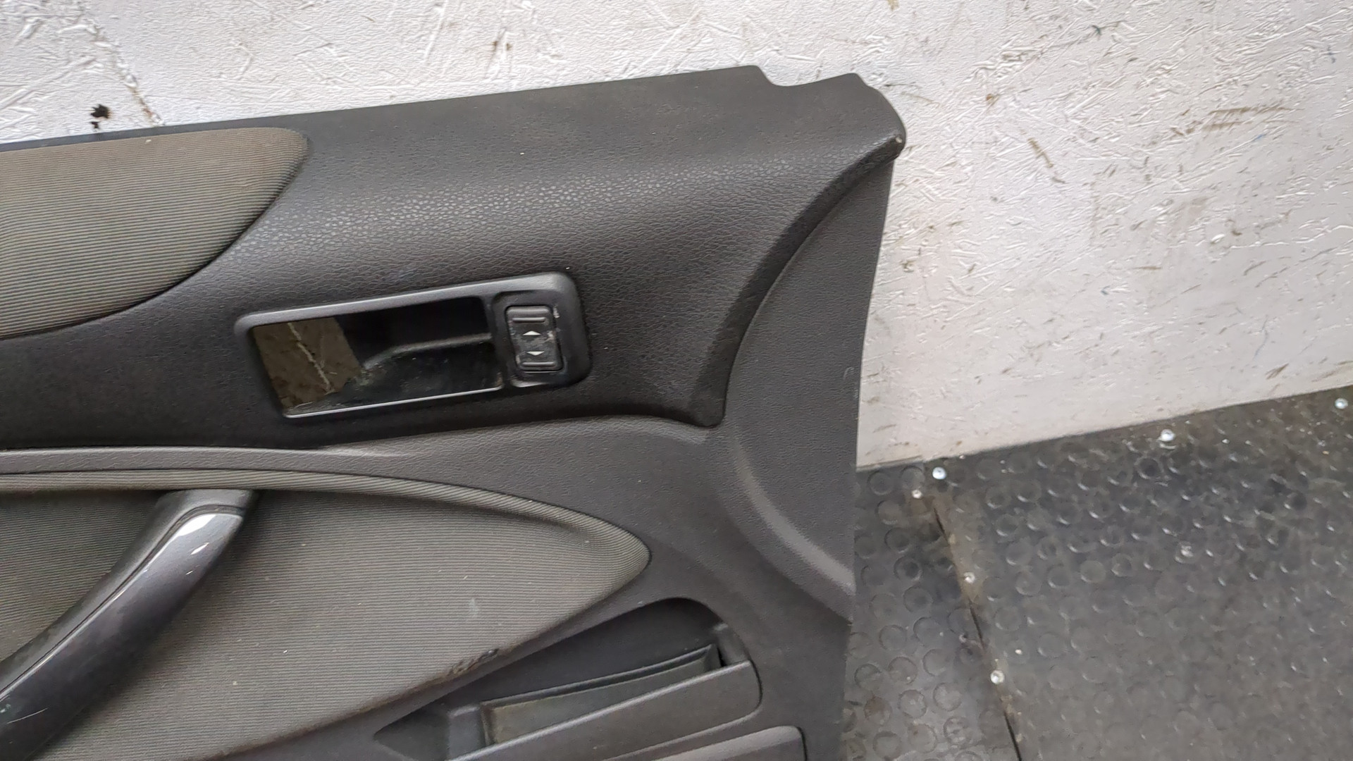 Обшивка двери передней левой