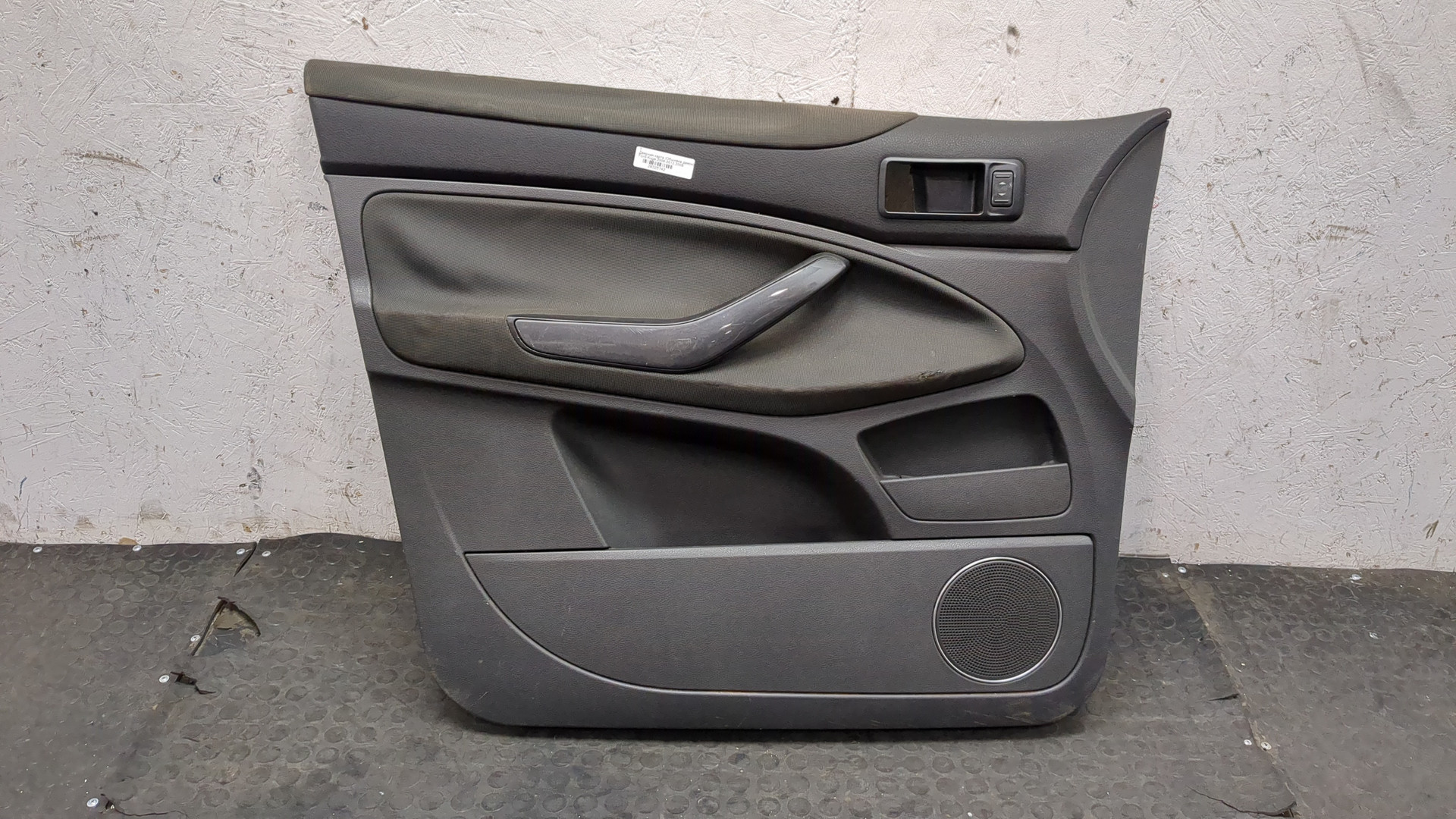 Обшивка двери передней левой