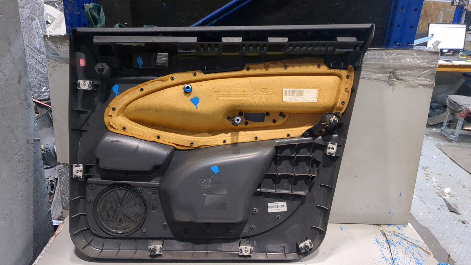 Обшивка двери передней левой