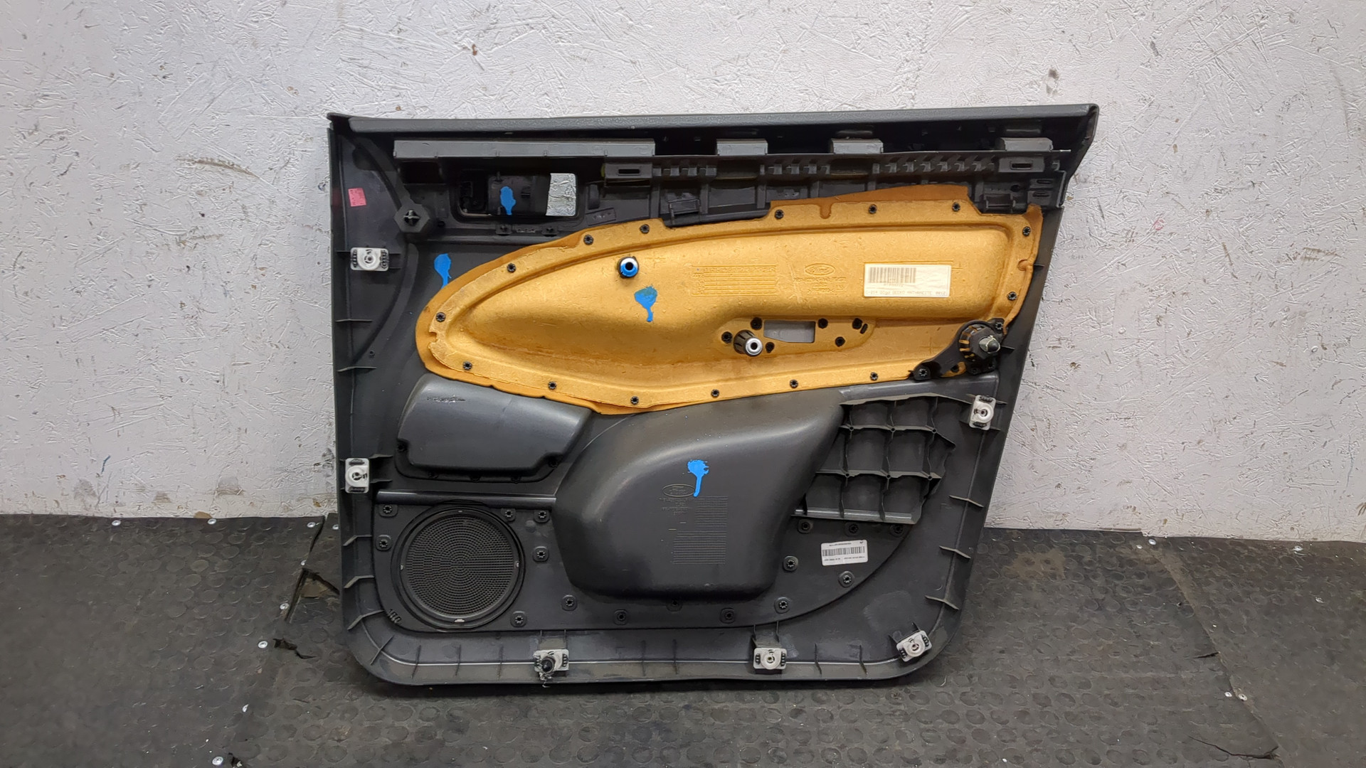 Обшивка двери передней левой