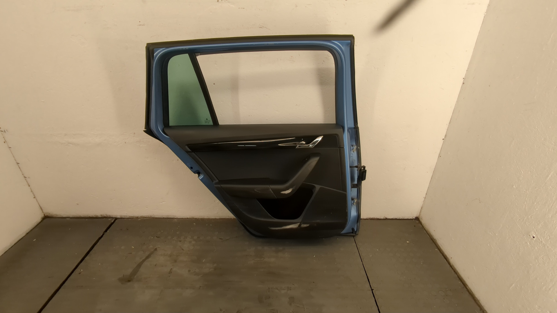 Дверь задняя левая