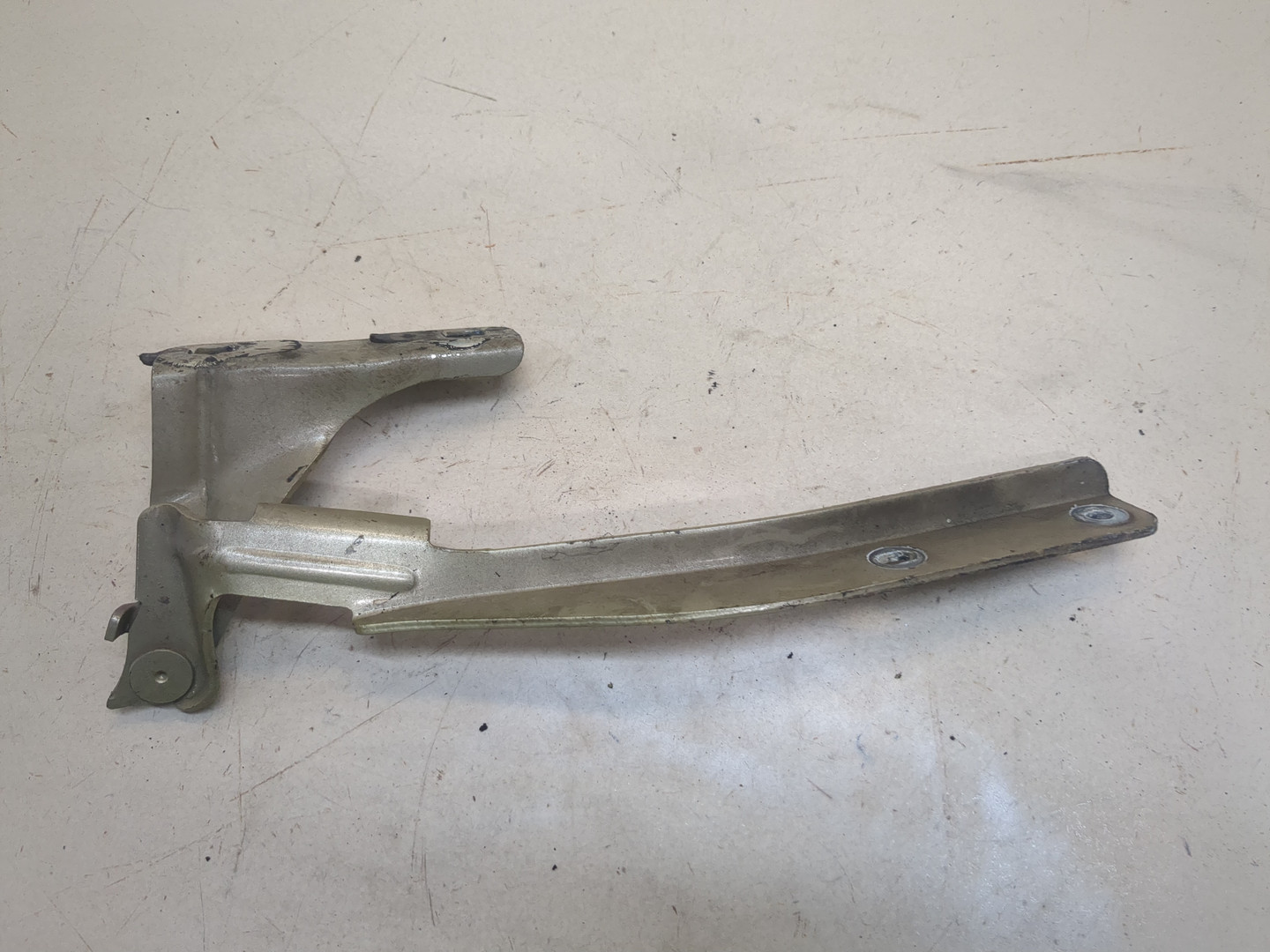 Петля капота левая