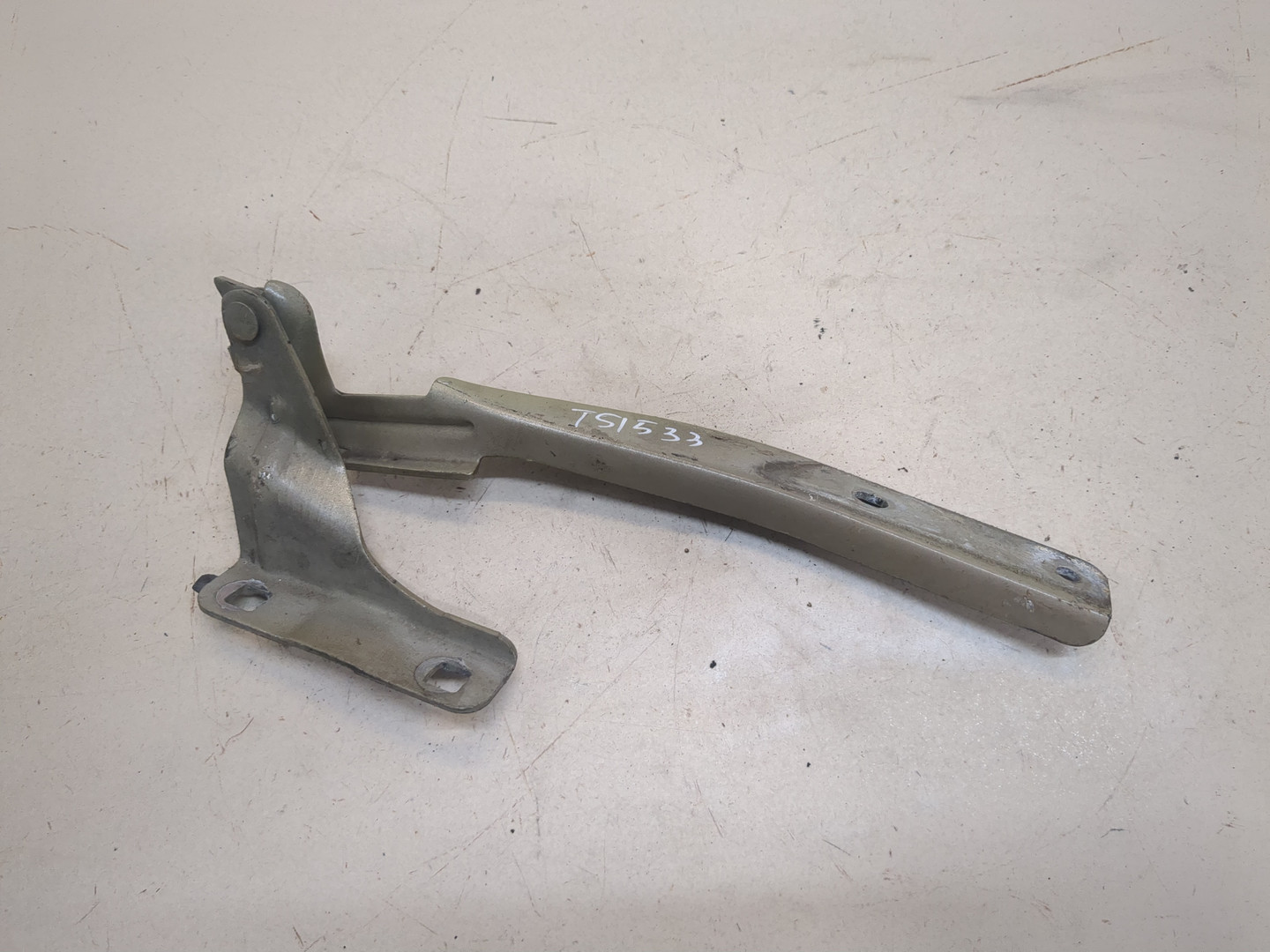 Петля капота левая