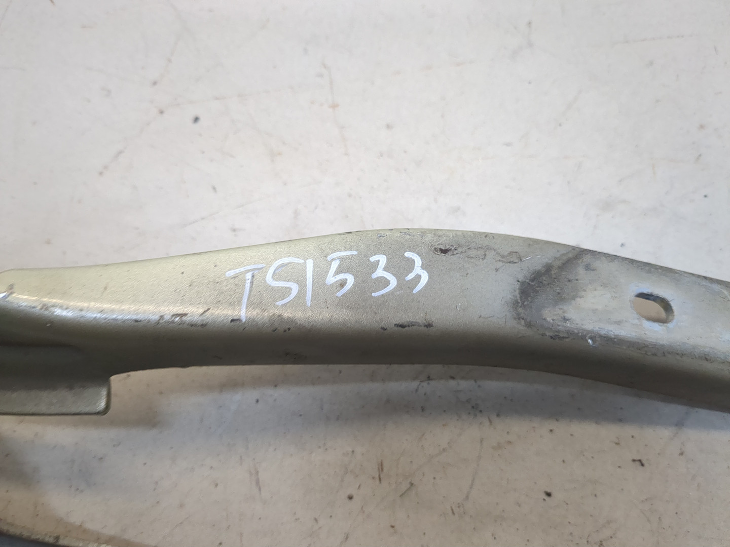 Петля капота левая