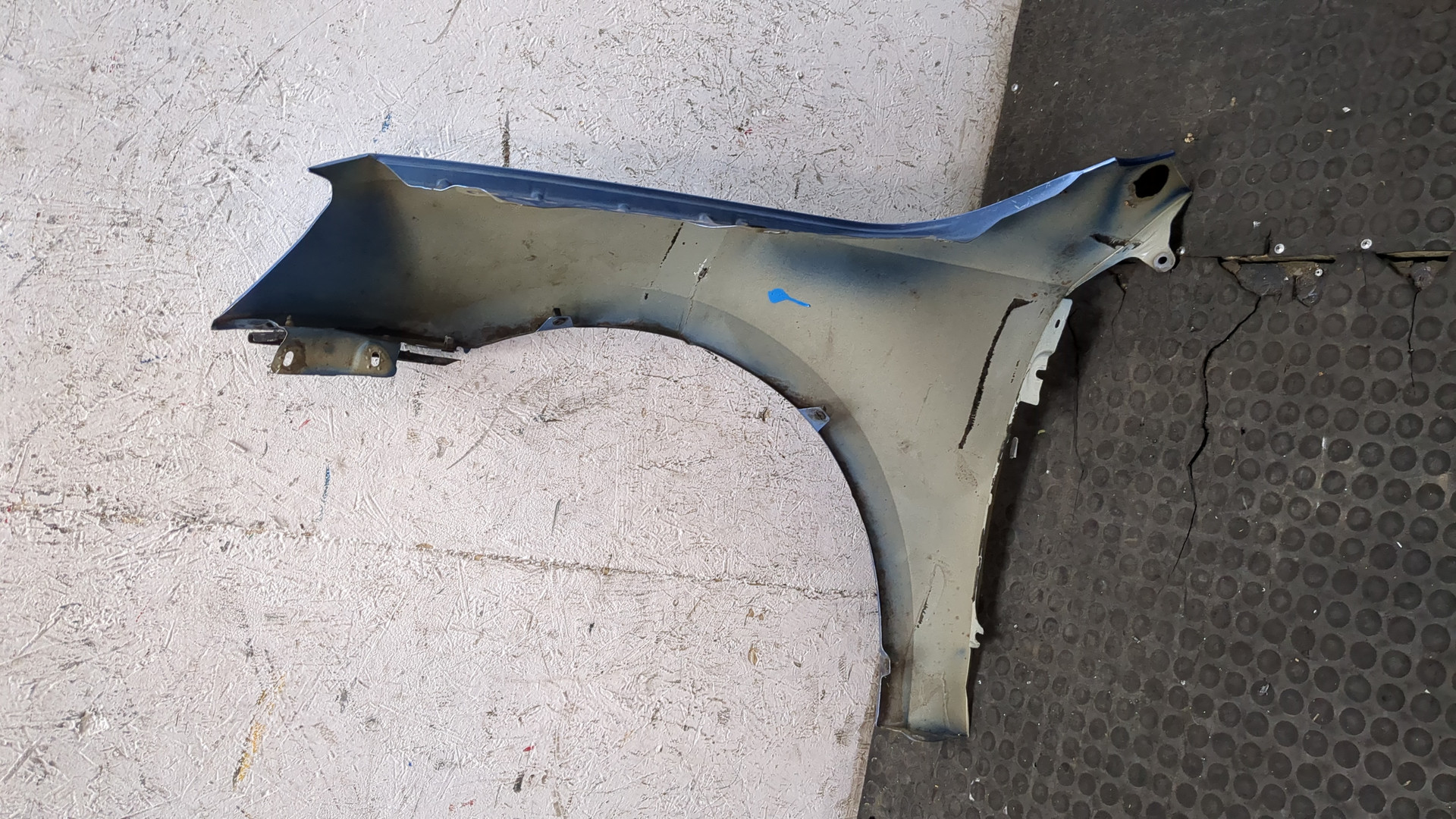 Крыло переднее правое