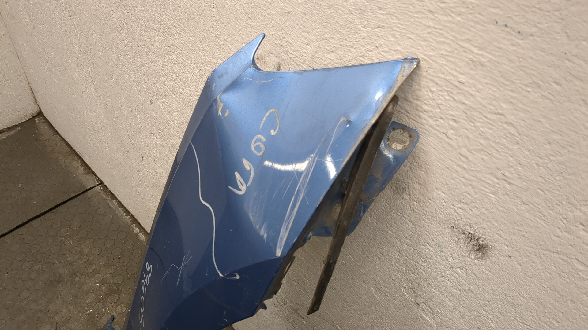 Крыло переднее правое