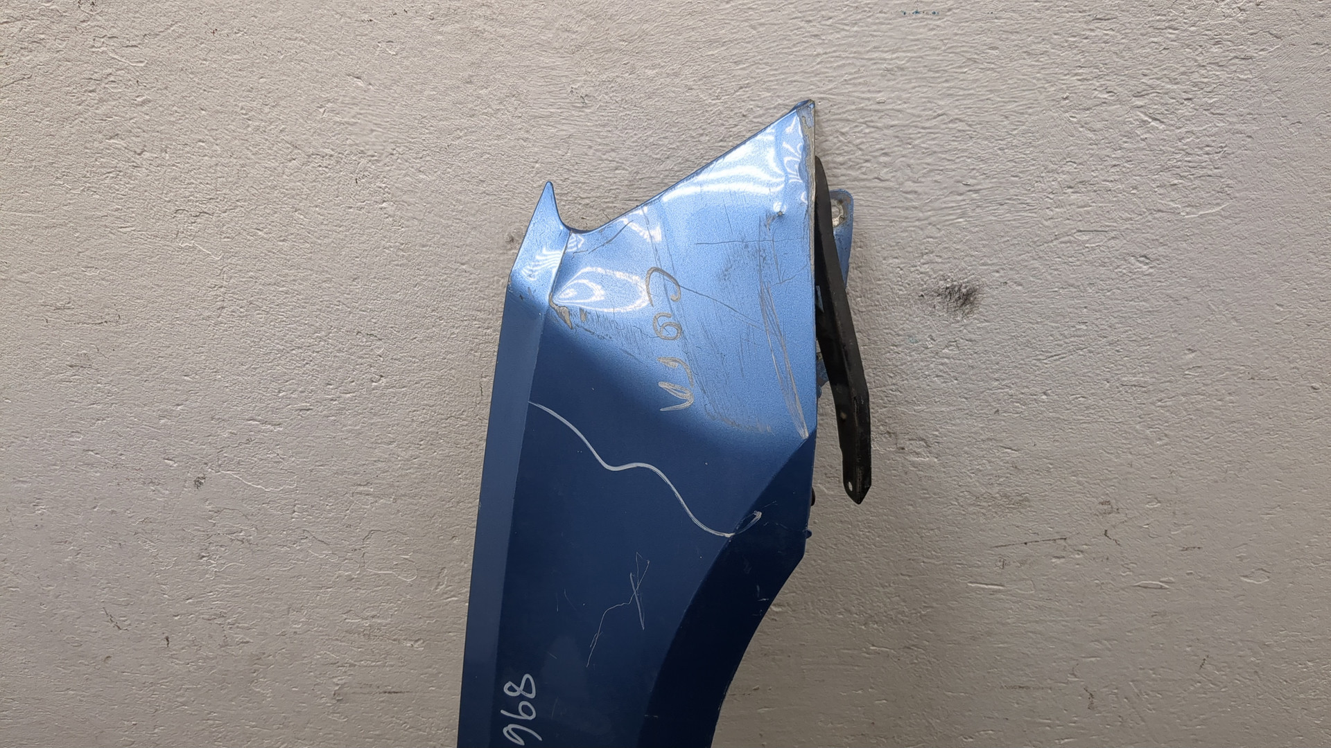 Крыло переднее правое