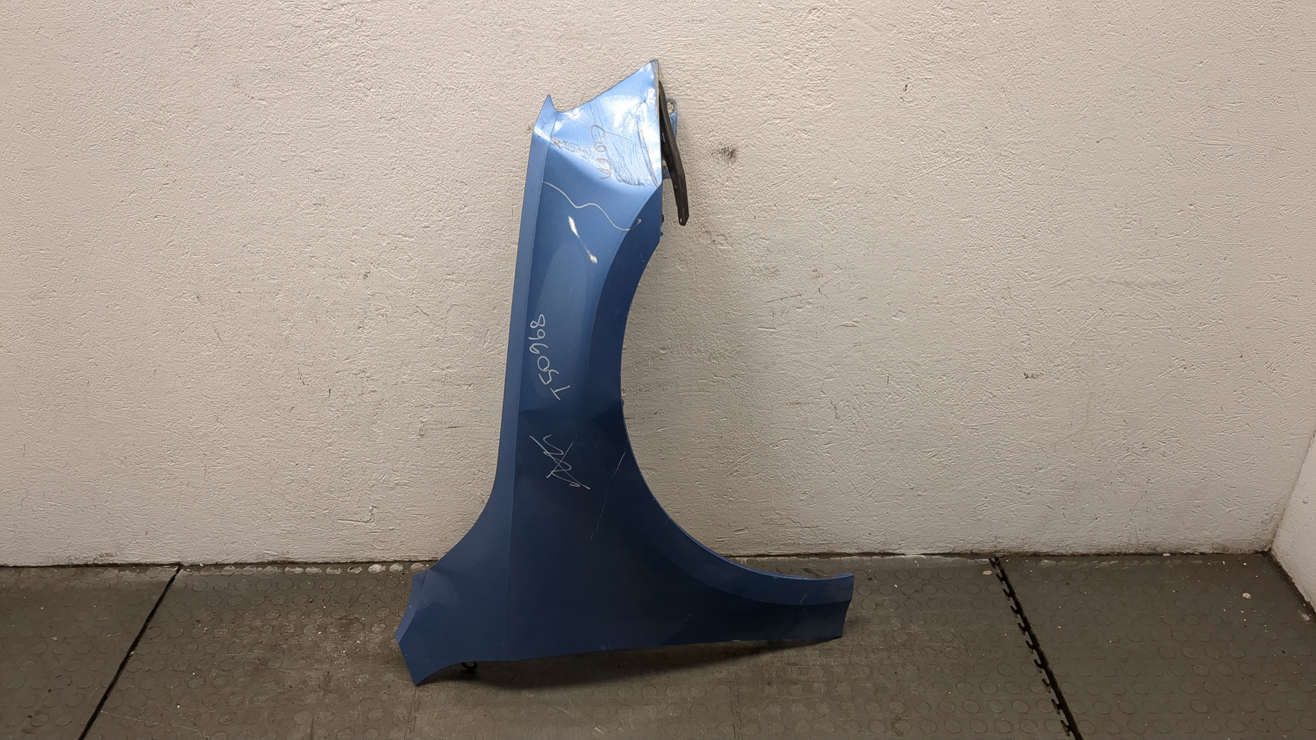 Крыло переднее правое