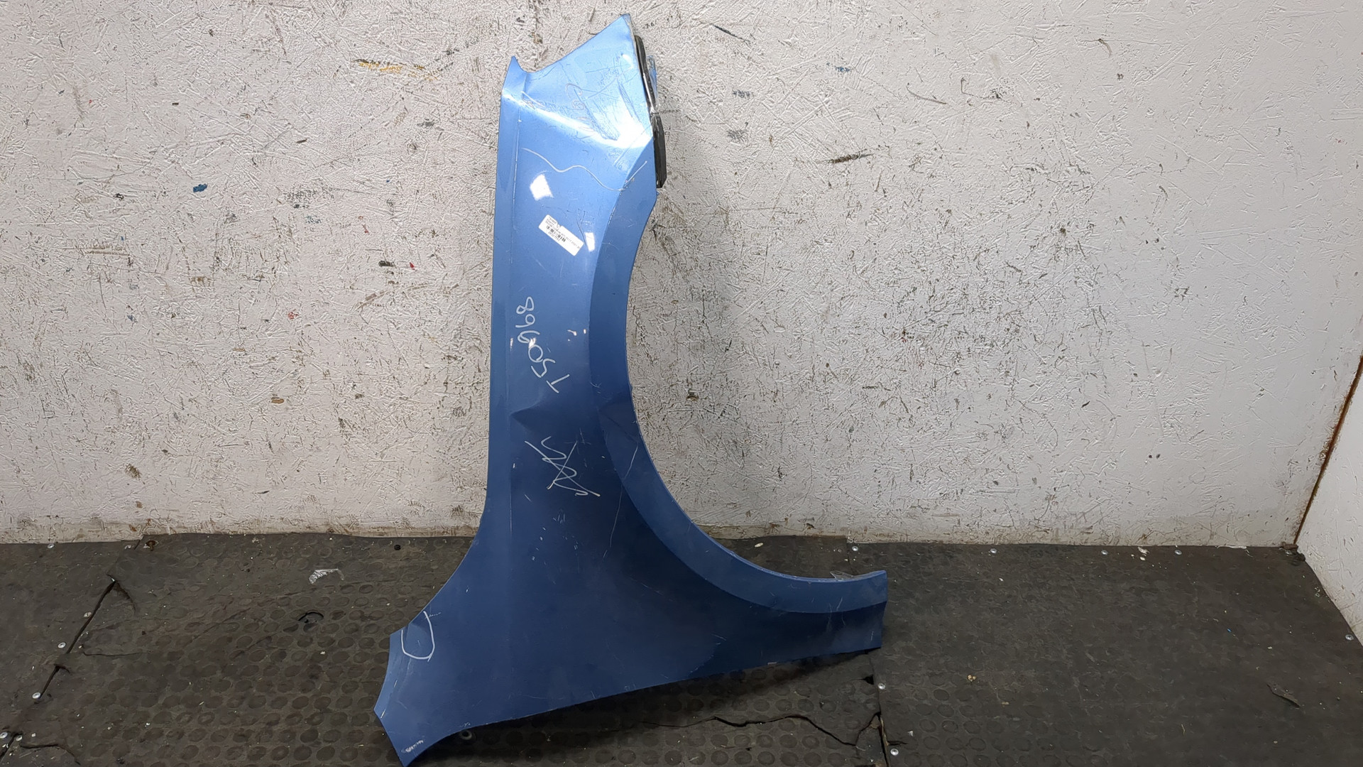 Крыло переднее правое