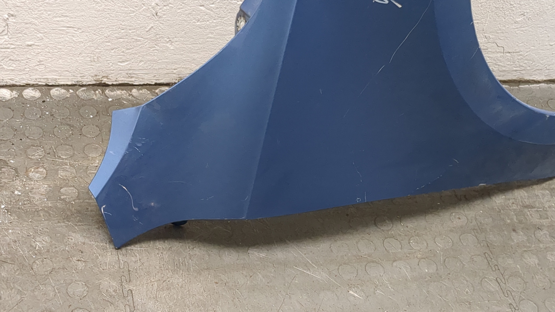 Крыло переднее правое