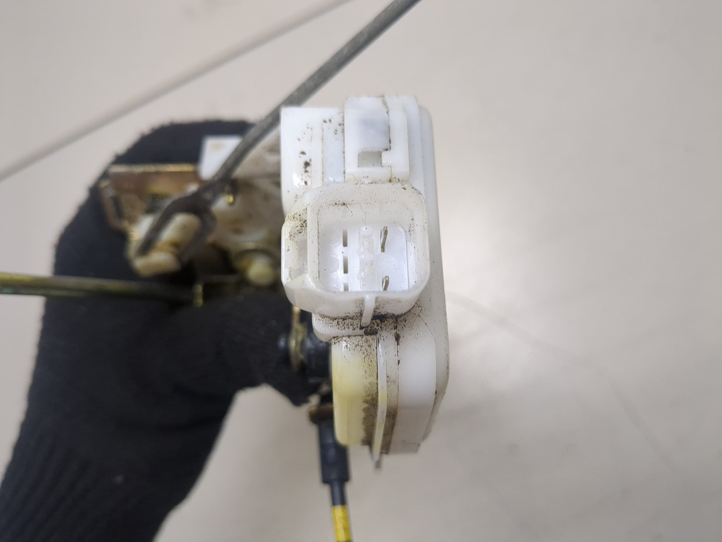 Замок двери передней левой