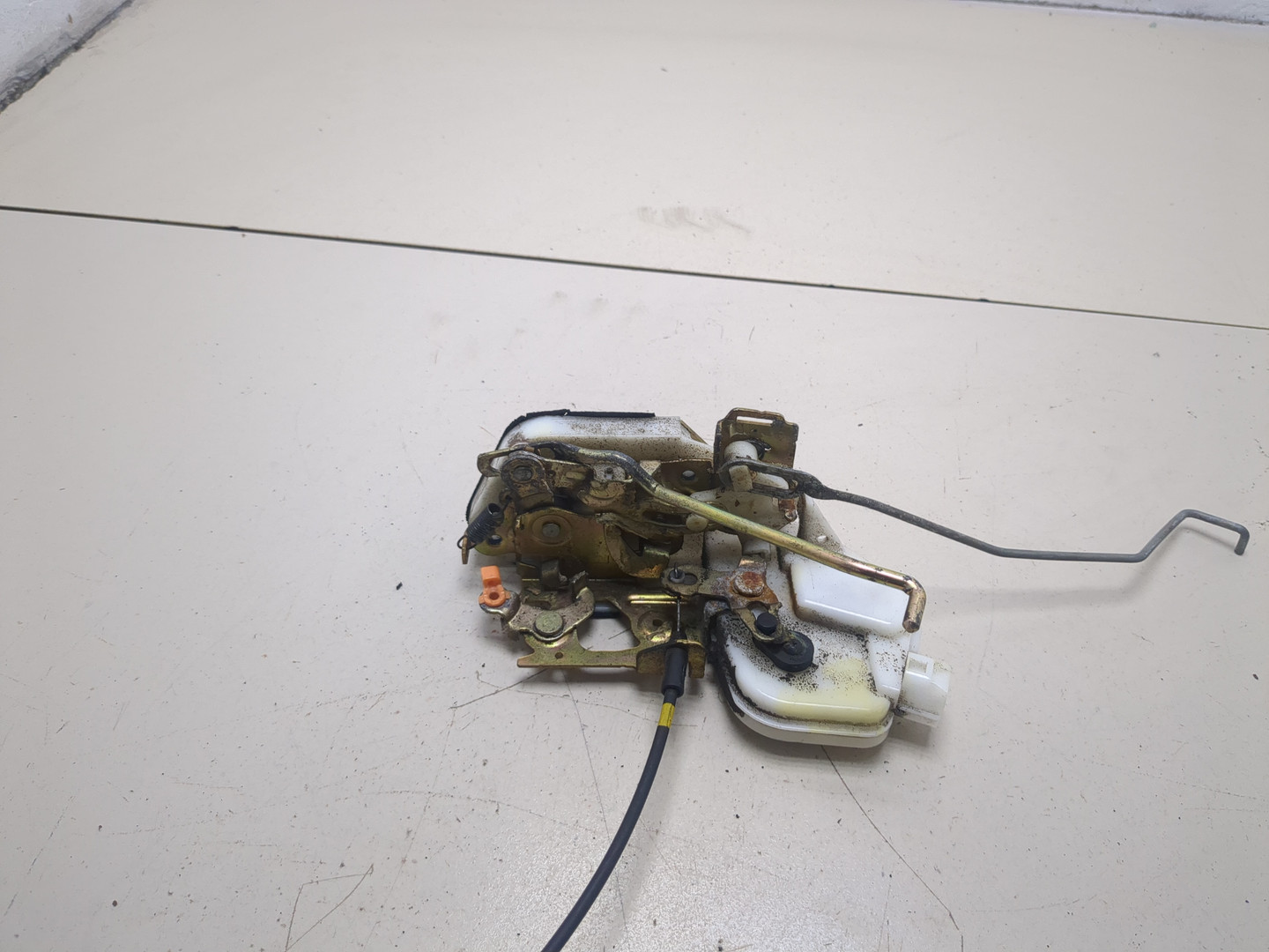 Замок двери передней левой