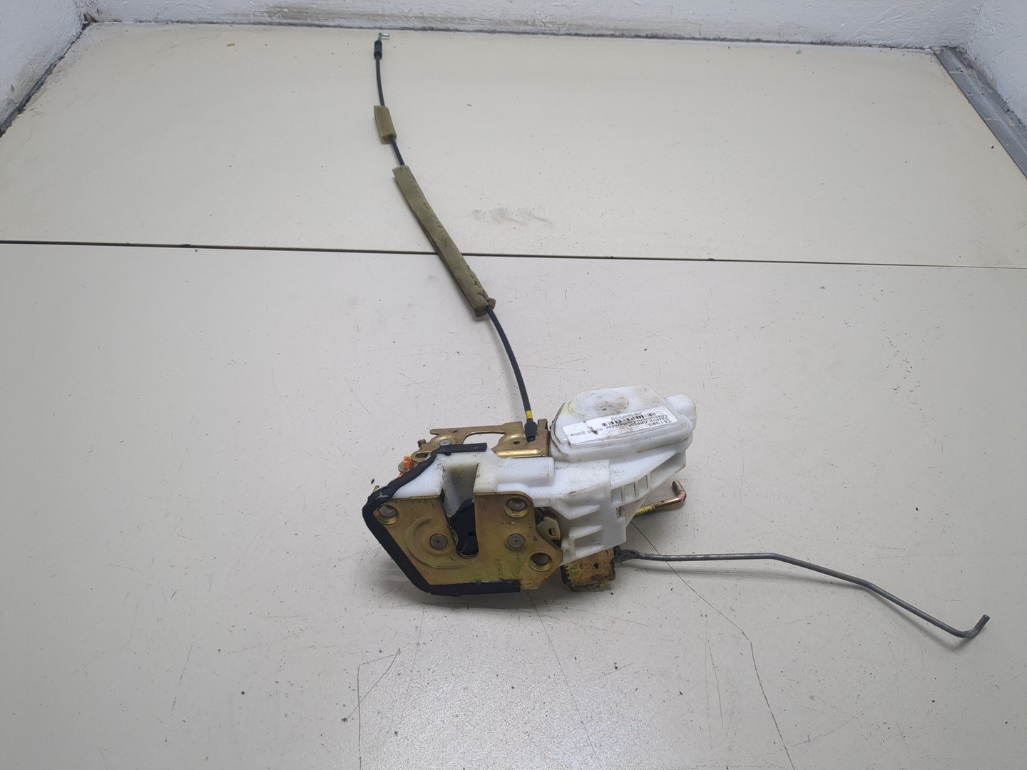 Замок двери передней левой