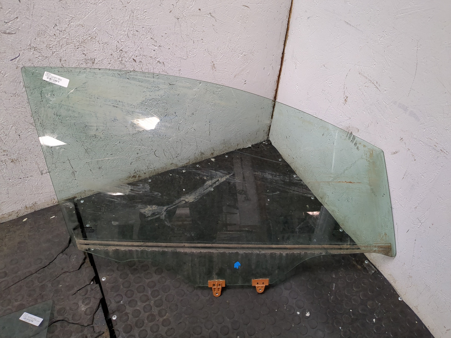 Стекло двери передней правой