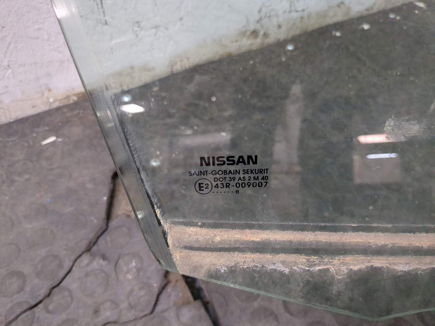 Стекло двери передней правой