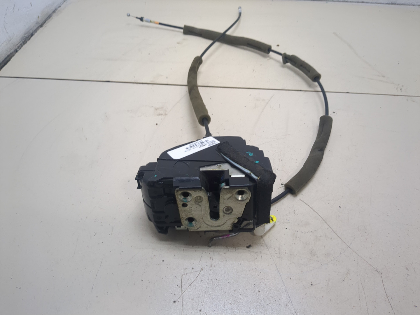 Замок двери передней правой