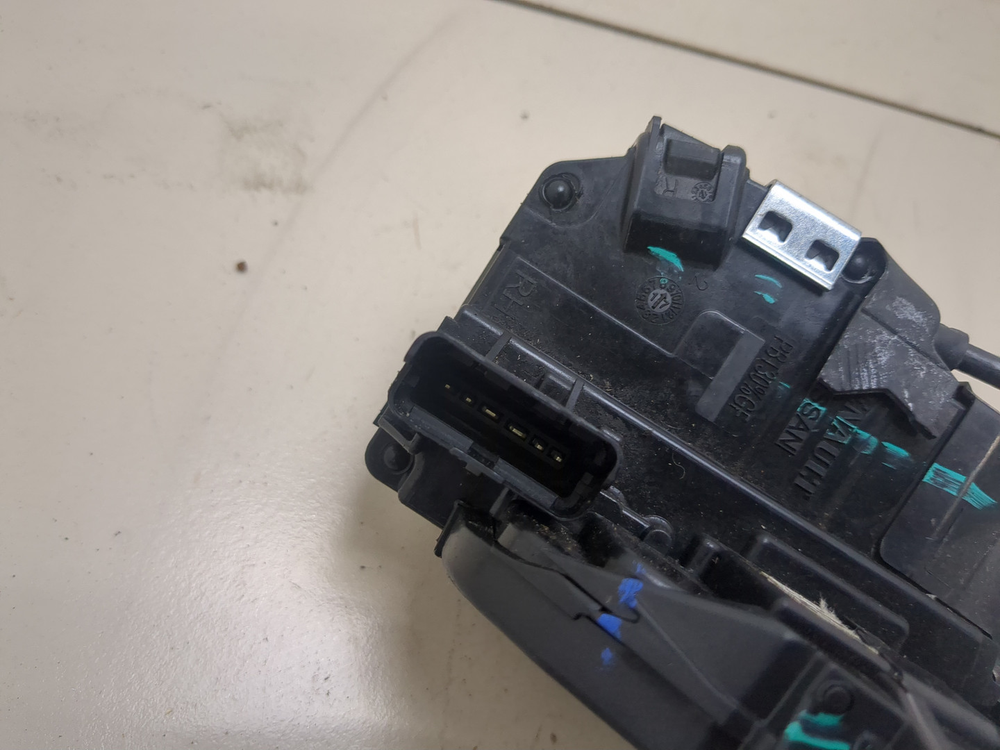 Замок двери передней правой