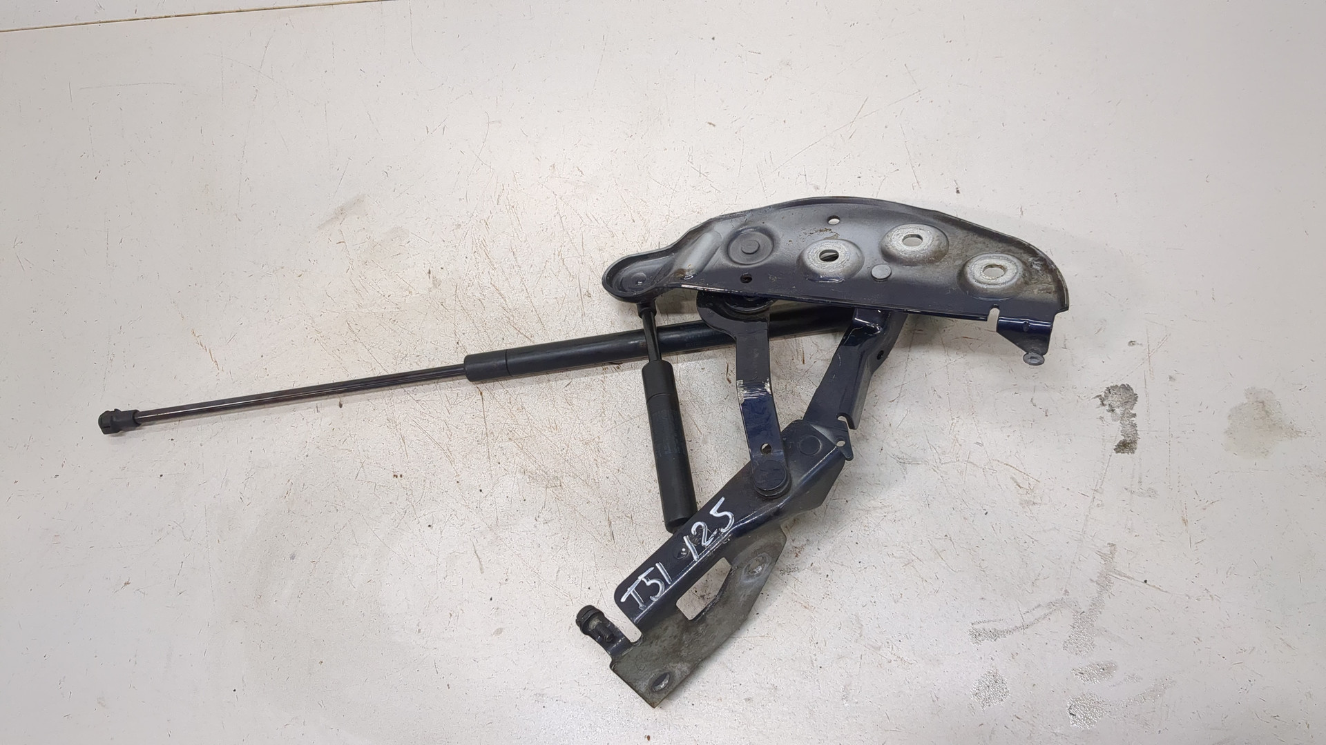 Петля капота левая