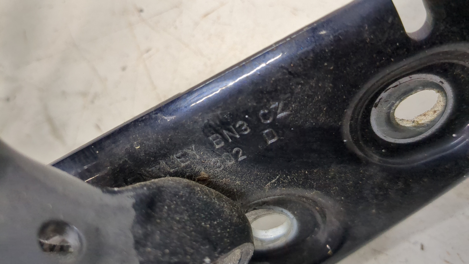 Петля капота левая